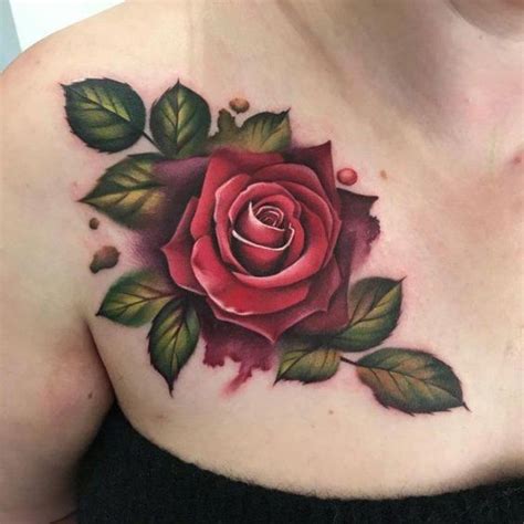 Tatuajes de rosas en el pecho: belleza femenina plasmada en la。